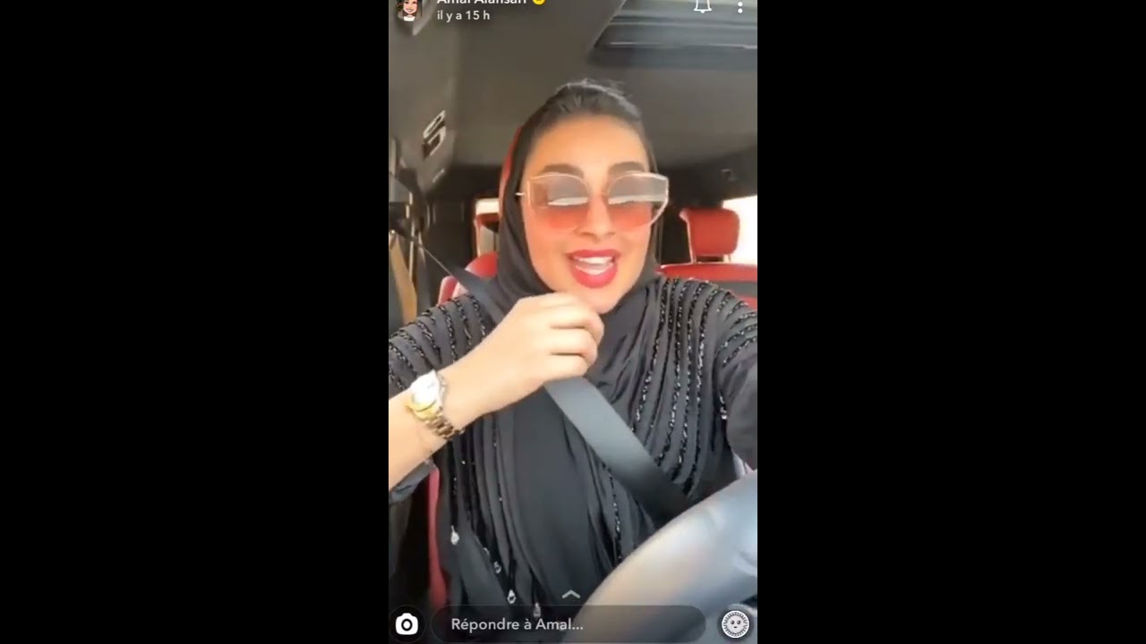 أمل الانصاري معصبة على واحد جا لباب بيتها وينتضرها ماتستحون😯