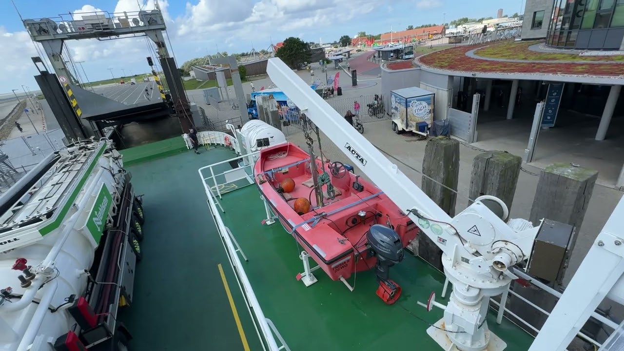 Die Auto Gangway wird abgesenkt - Fahrrampe wir hochgefahren Frisia II Auto-& Passagierfähre ASMR
