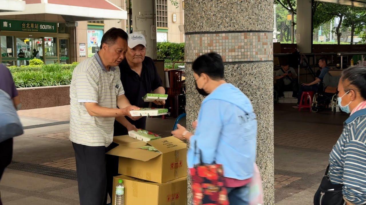 A day in the life: How a homeless man finds meals in Taipei