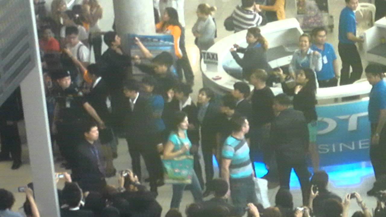 120211 SNSD at Suvarnabhumi Airport of Thailand