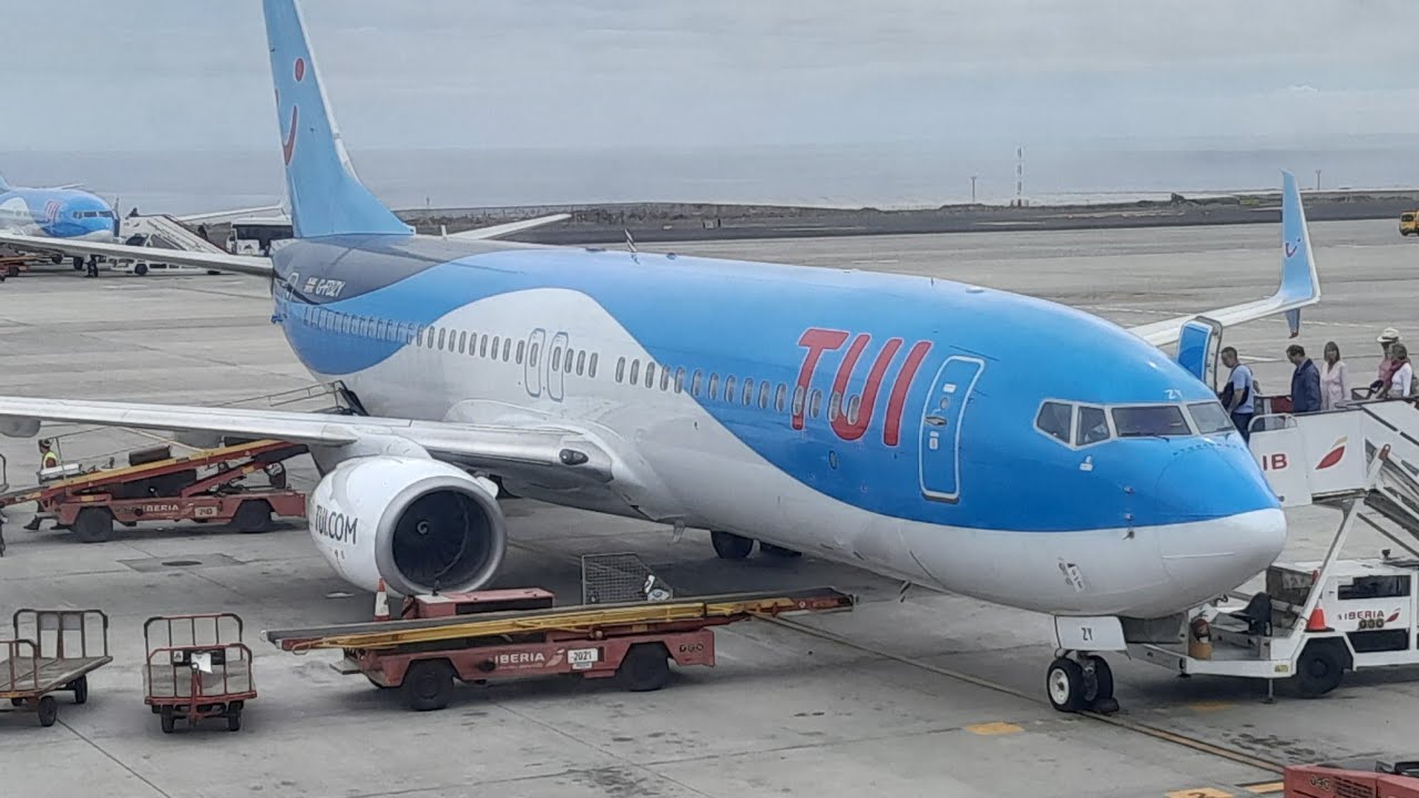 Tui airways boeing 737-800 trip report Madeira to Manchester (G-TAWS)