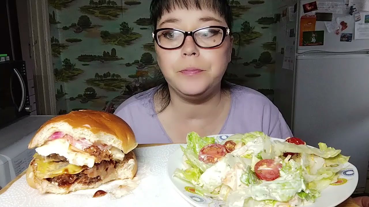 Мукбанг | Бургер Шеф XXL, салат Цезарь. Покупки, и самый неадекватный комментарий.