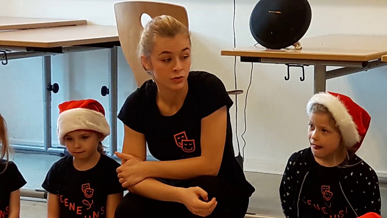 Amalie & Sofia optræder på skolen for scenekunst i Roskilde 😍👏