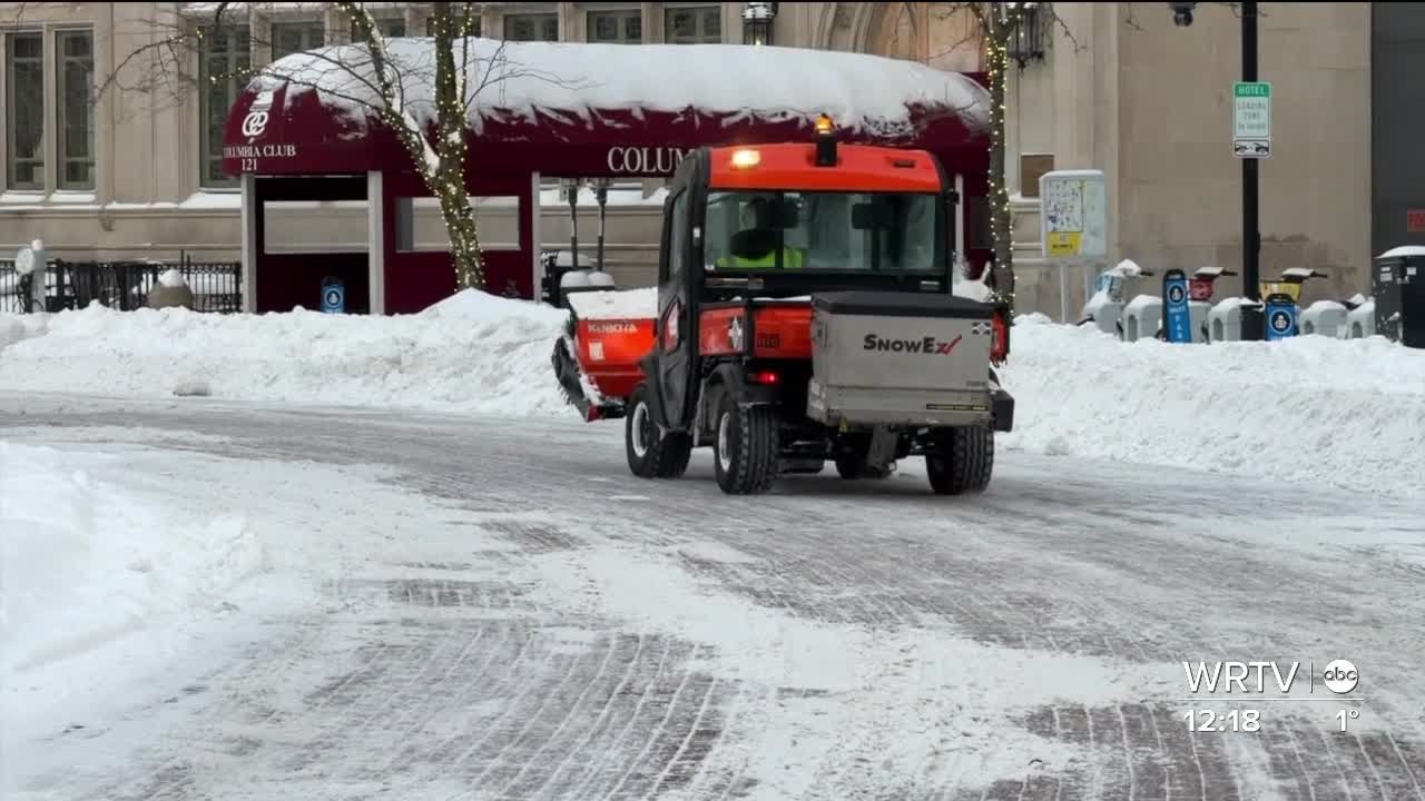 Indianapolis residents start digging out after snow storm, DPW continues work to clear roads