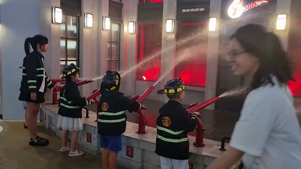 Kidzania Hà Nội làm lính cứu hỏa