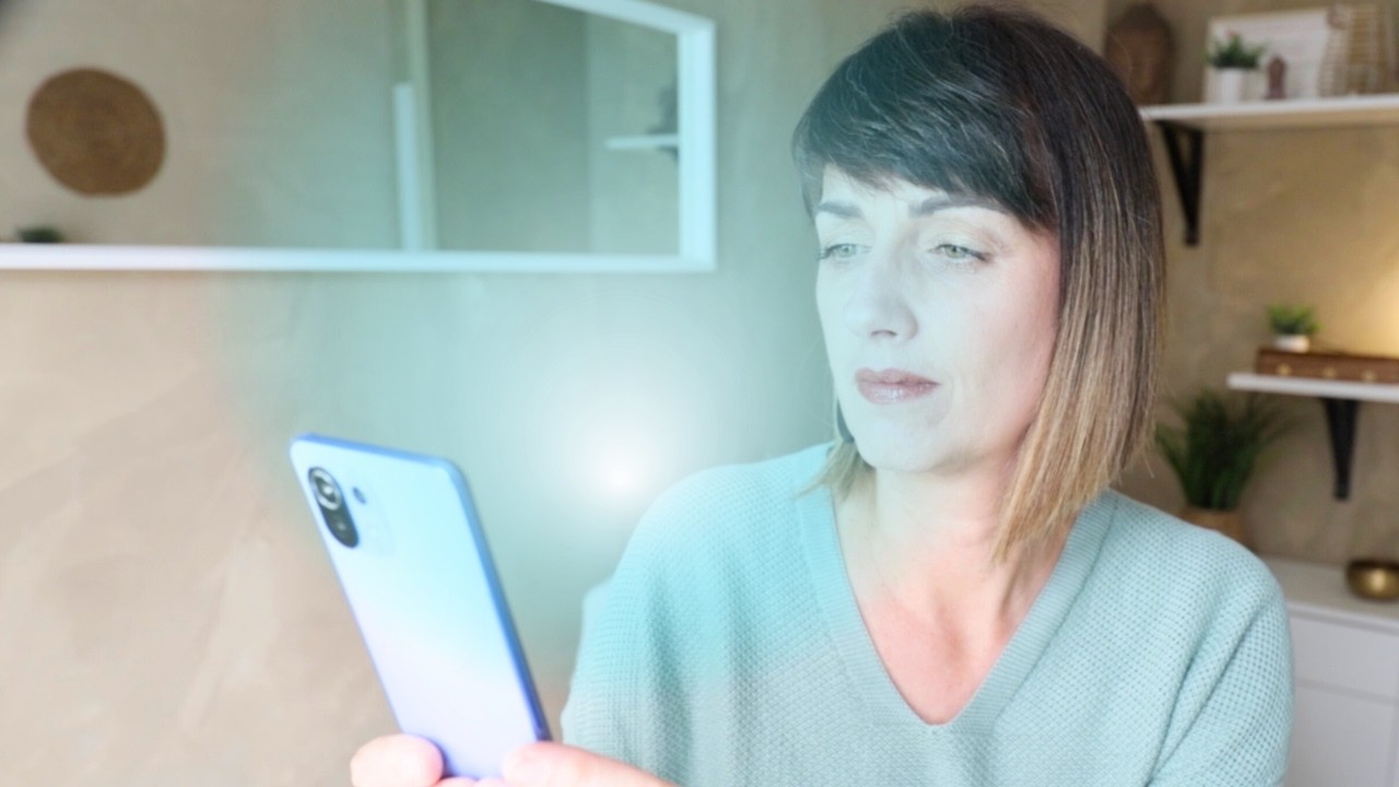Lumière bleue et cerveau agité : ce que tu DOIS savoir