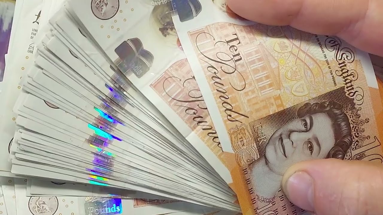 Поиск редких банкнот номиналом 10 фунтов стерлингов, посвященных королю Карлу III, на сумму 1000 ...