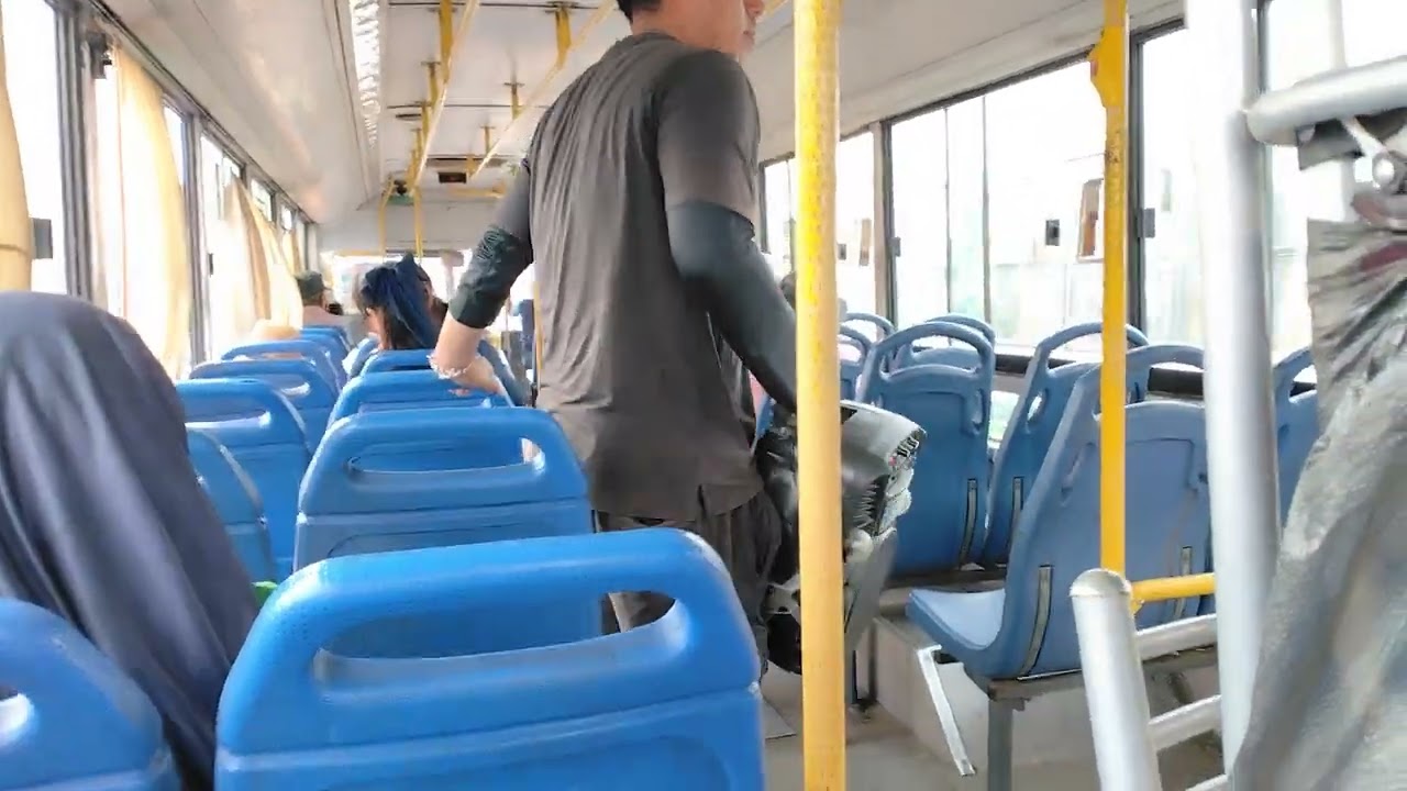 Como es viajar en un buz público.