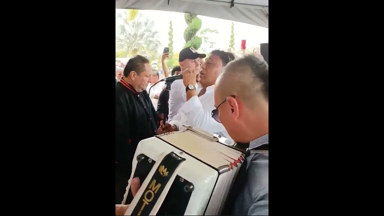 Homenaje a Ramiro Colmenares: Robinson Damian y Carlos Andr&eacute;s Colmenares despidiendo a su padre