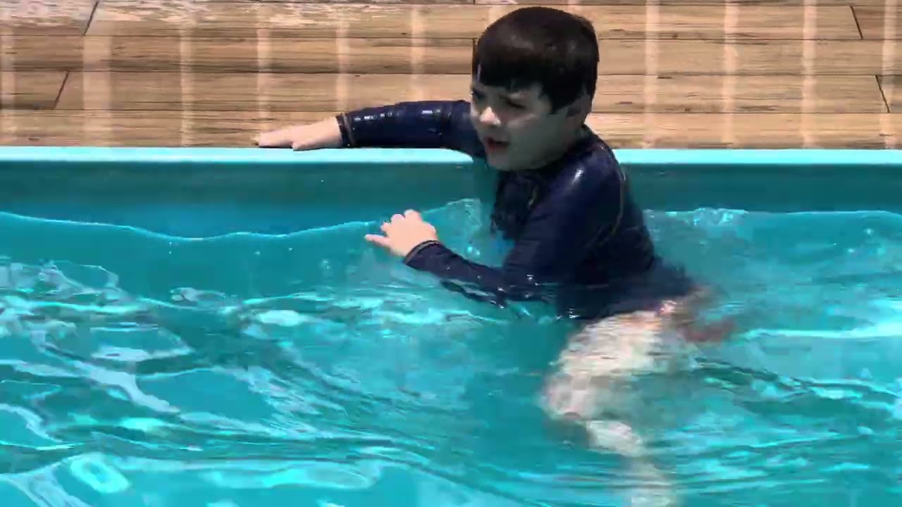 Davi, na piscina da chácara Paraíso em Mutum-mg