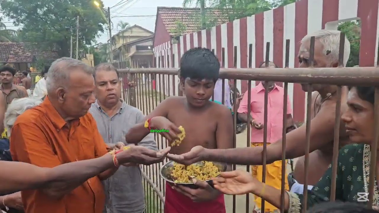 சற்று முன் தங்கமாய் அருள் புரிந்த நல்லூர் கந்தன்