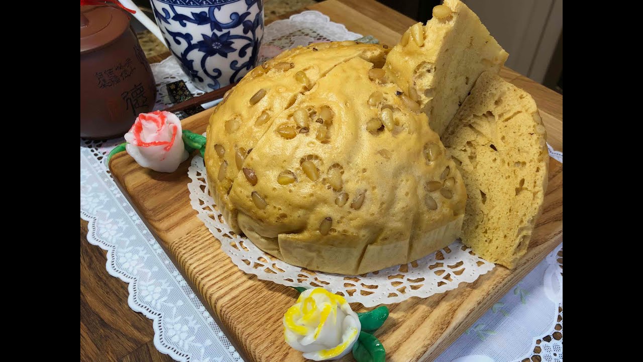 [松子仁馬拉糕]-顏色亮麗，淺茶色，起發自然，松身，綿軟眼幼，爽口，奶粉，吉士粉香味濃郁，松子甘香松化可口，糕身面香味濃郁，用料上乘，制作精良，眾人喜愛。