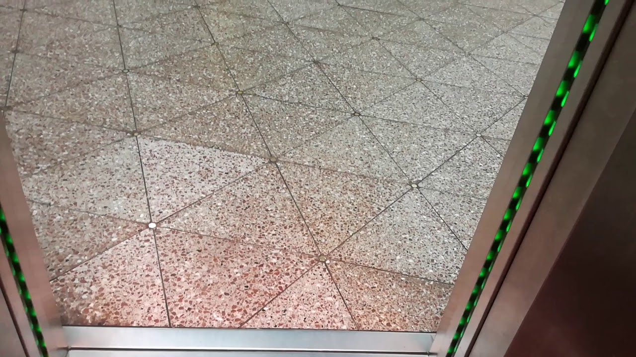 Türstörung W&W Aufzug U-Bahnhof Berliner Platz in Essen