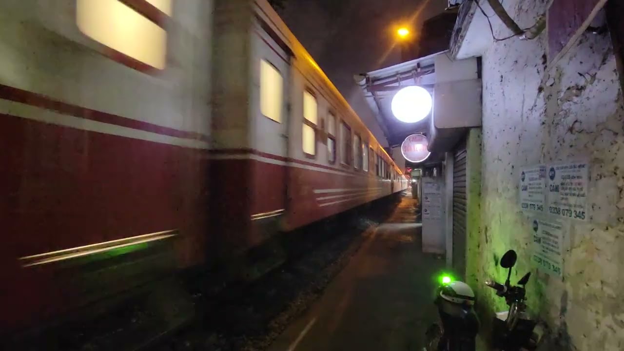 D12E 636 @haiduongrailwaystrain (DEV 736 - Alibaba) kéo tàu HP2 qua chắn Cát Cụt (5/2/2026)