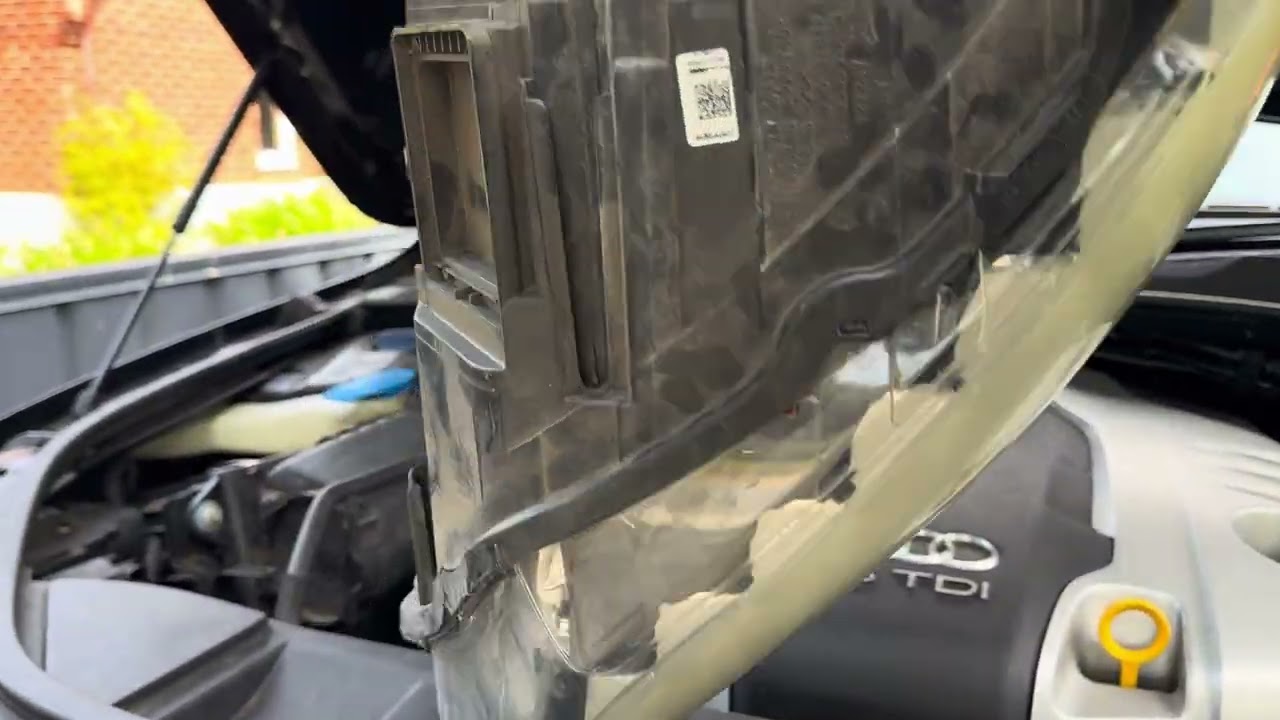 How to change the headlight of an Audi Q7 2014 (left front light assembly removal and replacement)