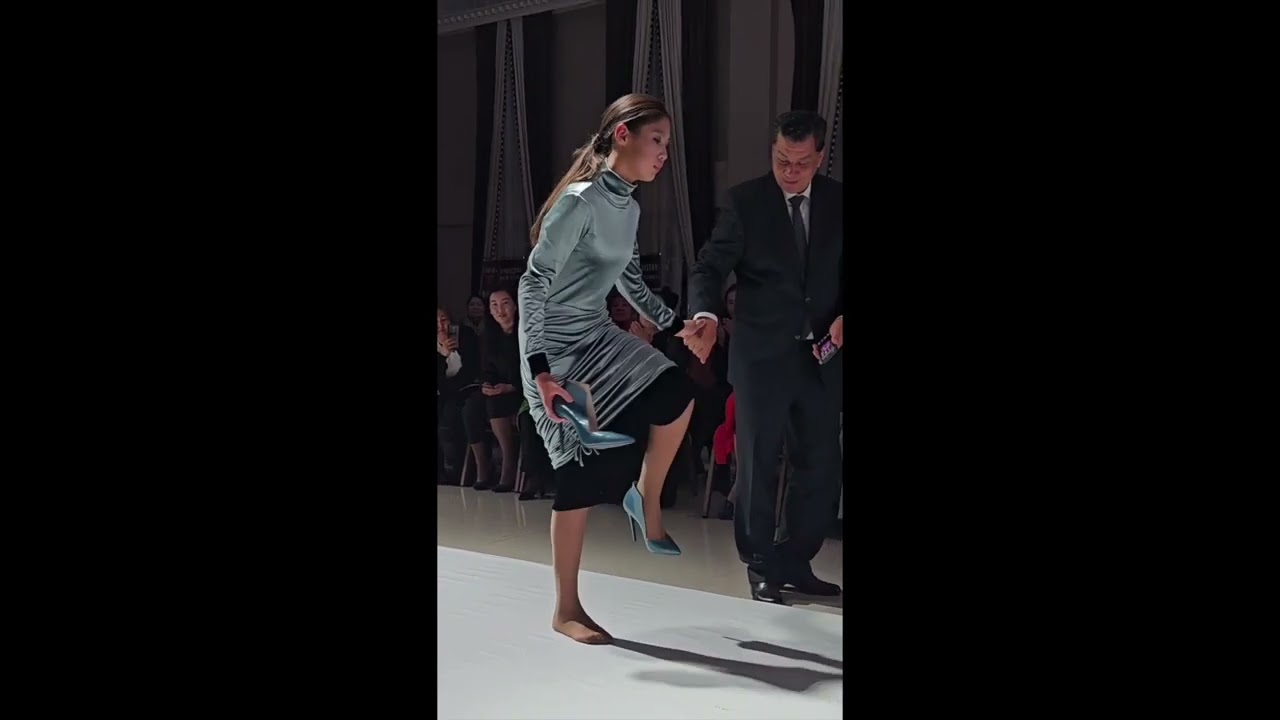 Models TRIP & REMOVE THEIR SHOES during Elmira Medins Spring/Summer 2024 Show (Aspara Fashion Week)