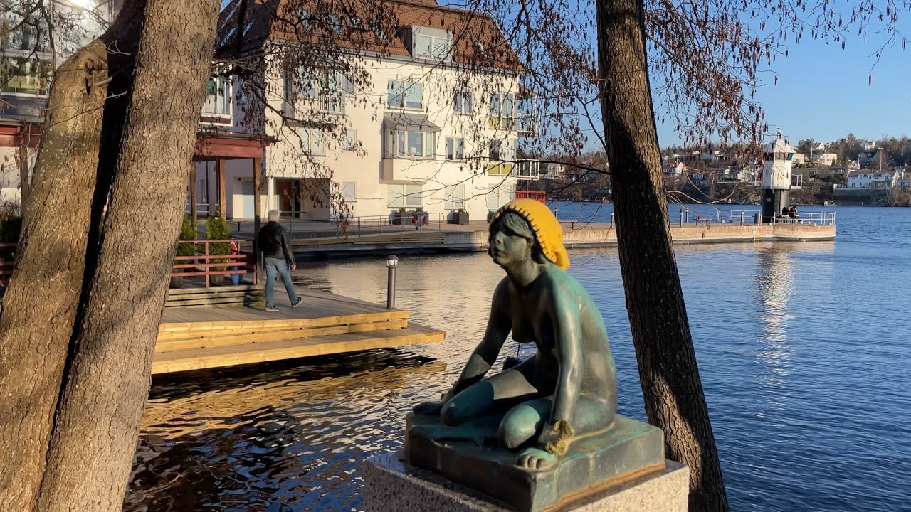 Stockholm Walks: Järla Sjö. Boardwalk by fabulous seaside apartments in old industrial area