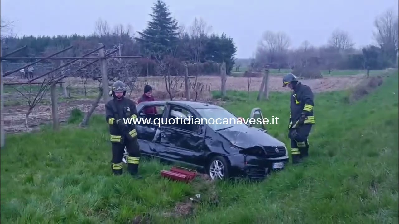 VALPERGA-SALASSA - Scontro sulla 460, auto finisce fuori strada: 21enne ferito