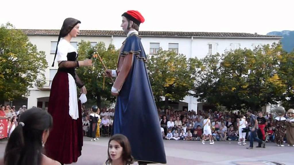 Les Planes d'Hostoles Ball dels Gegants i els Capgrossos amb les Pubilletes 25 09 2011