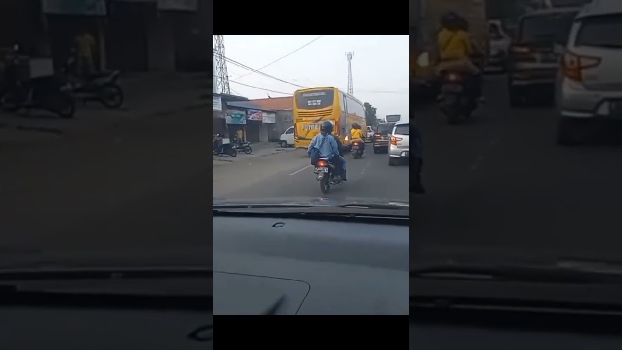 BUS PARIWISATA KUNING GAGAH PUTRA KJU