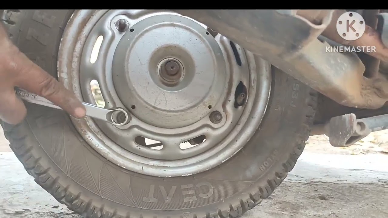 हीरो प्लेजर के पीछले चक्का को खोले। opening the rear wheel of Hero Pleasure .