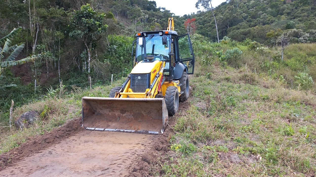 RETROESCAVADEIRA NEW HOLLAND B95B REBAIXANDO TERRENO. ##newhollandtractor #extremo #brasil