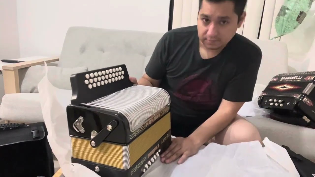 Unboxing Hohner Corona II