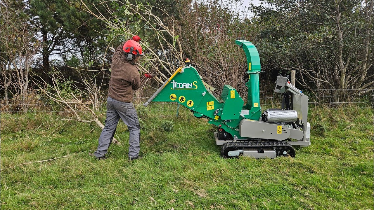 Shredding Green Hedge Cuttings & Leafs then Chipping up to 5