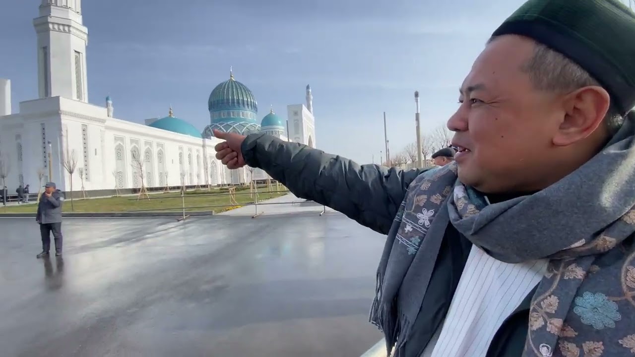  “Di makam Imam Bukhari Samarkand, tiba-tiba ketemu rombongan ustadz Indonesia lagi tadabbur hadits…