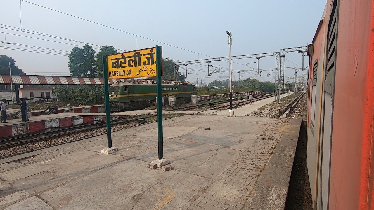 बरेली जंक्शन से निकलकर तेज़ रफ्तार से बरेली शहर को पार करते हुए निकली काठगोदाम गरीबरथ एक्सप्रेस।