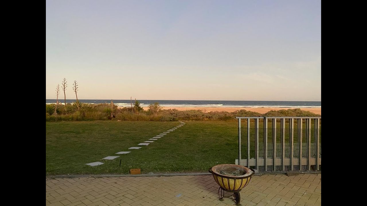 Beachfront House in Jeffreys Bay - For sale
