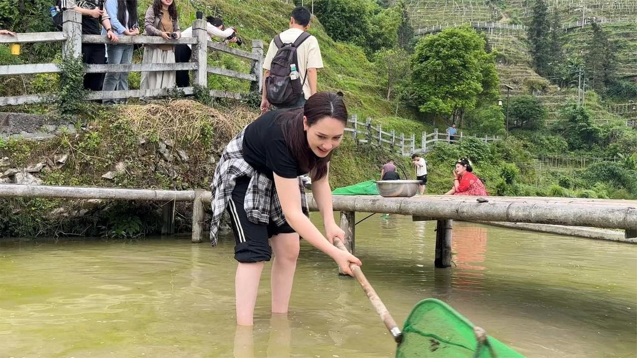 小莫到龙脊梯田抓鱼，偶遇外国美女在捉稻花鱼，抓鱼技术真不错 #我的乡村生活