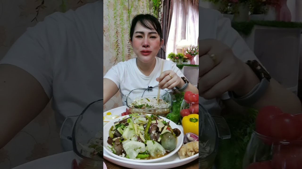 ซุปผักลาวกินกับขนมจีนน้ำยาป่า