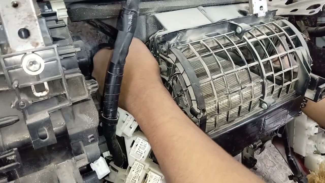 Toyota Hilux vehicle 2020 model servo motor problem. Rahman Nawaz auto electrician 2026. 