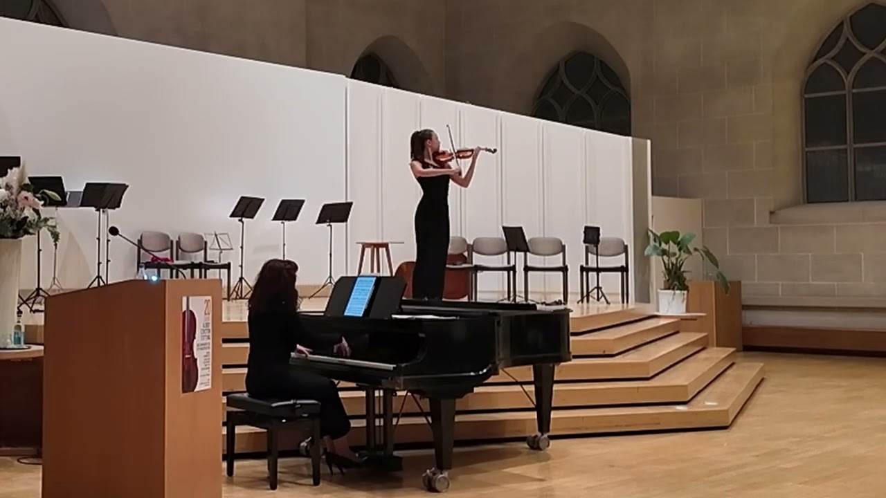Viktoria Aurelia Höck plays Vittorio Monti - Czárdás for Violin and Piano with Cadenza