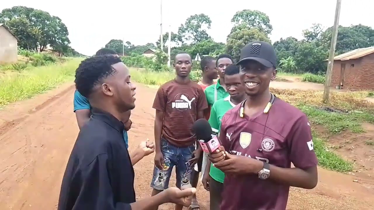 Spizzy moko akimuhoji DJ LYTAR kuelekea usiku wa battle la madj's pale New Simba hall Naipingo 