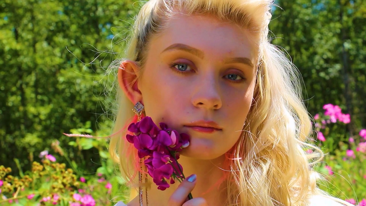 MODEL MOMENT2, Rebecca Baglo, a Maxwell Dowie film