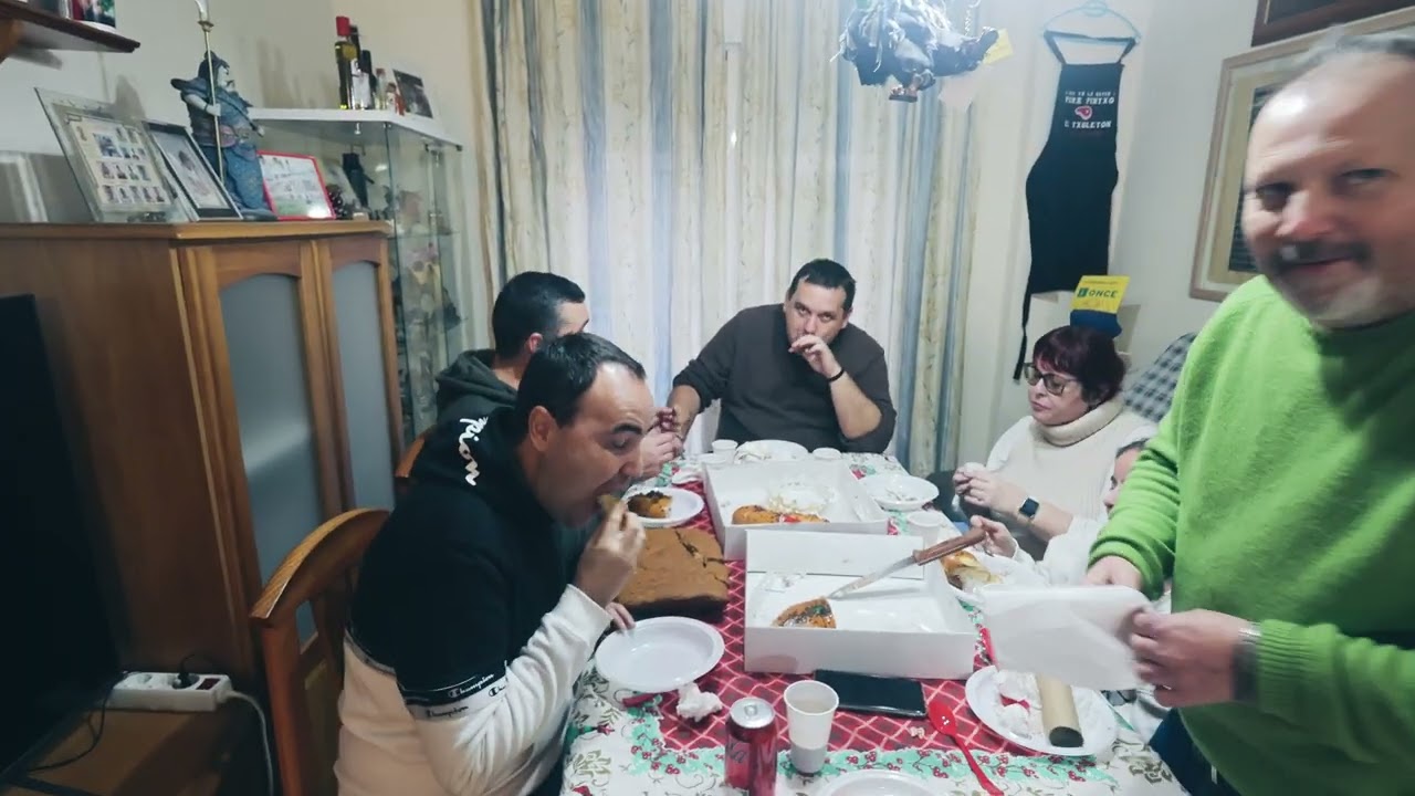 06/01/2026 los amigos de la FRIKIPANDI se reúnen en el piso para comerse el Roscón de Reyes