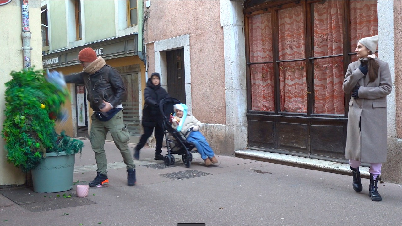 Watch These Men&rsquo;s Reaction to a Real Monster BUSHMAN