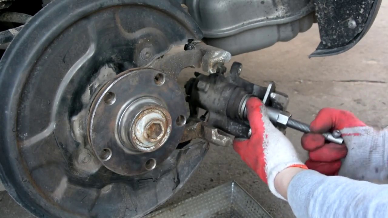 Audi a4 b6-wymiana tylnich tarcz i klocków hamulcowych.
