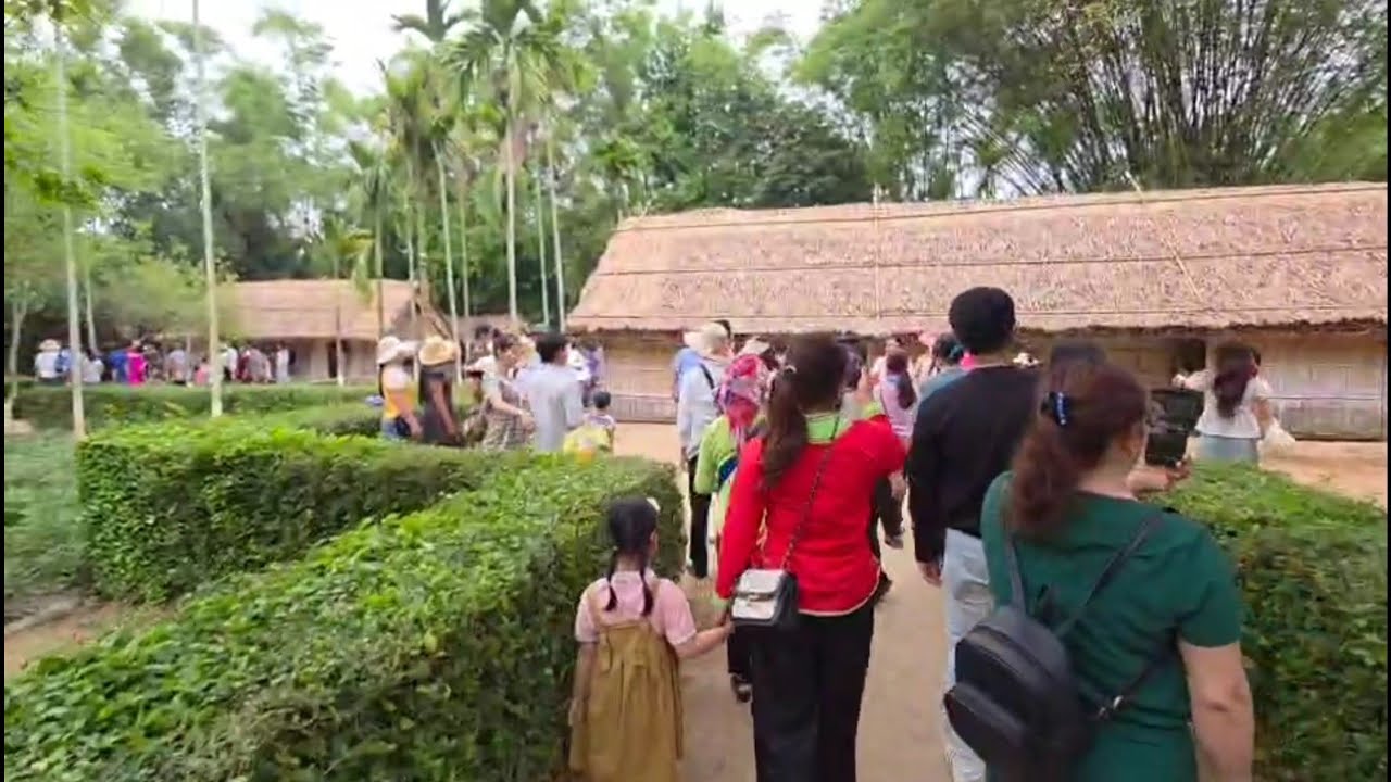 ngôi nhà.di tích quê ngoại bác hồ