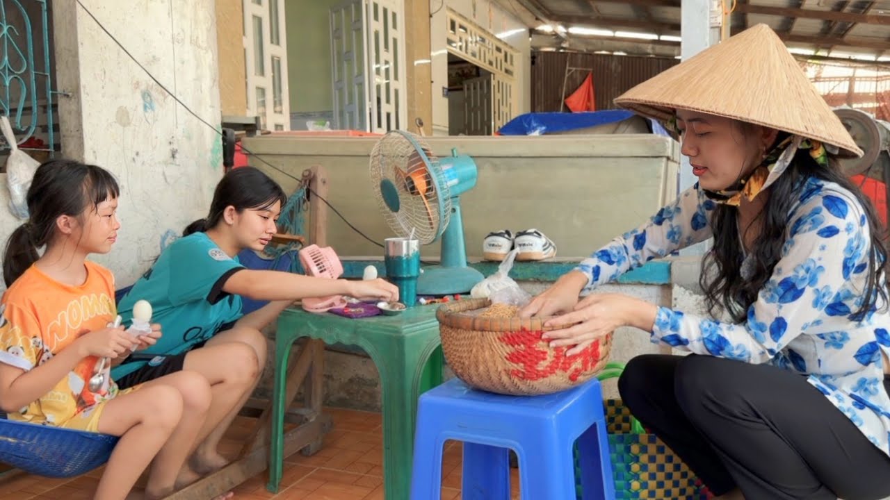 Luộc Hột Vịt Lộn Bán Dạo Cho Bà Con Trong Xóm | NĐMT