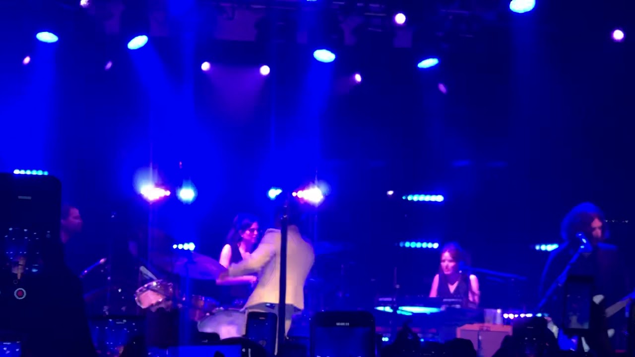 Harry Styles performing Juice by Lizzo LIVE| Fine Line London Secret Concert