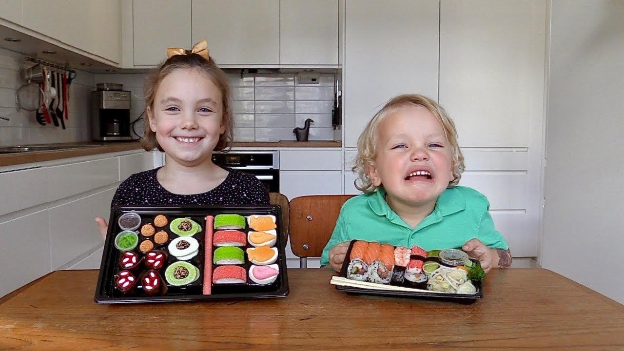 Nytt kul Godis vs Mat CHALLENGE - Gummy vs Real Food