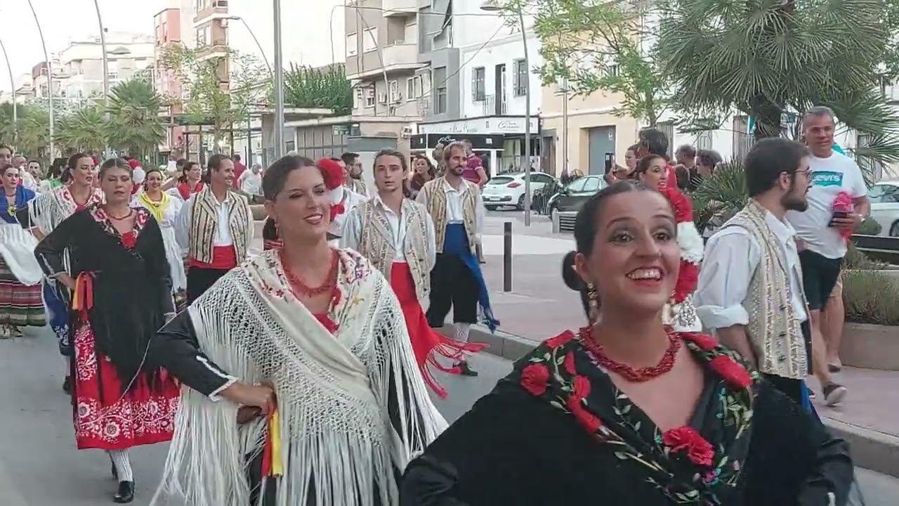 Desfile de los grupos participantes en el XXXII Festival Internacional de Folklore en el Segura