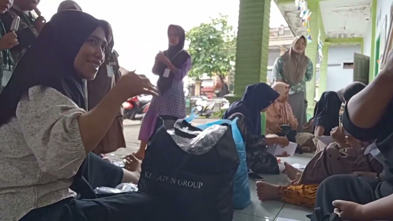 Pembagian seragam madrasah 