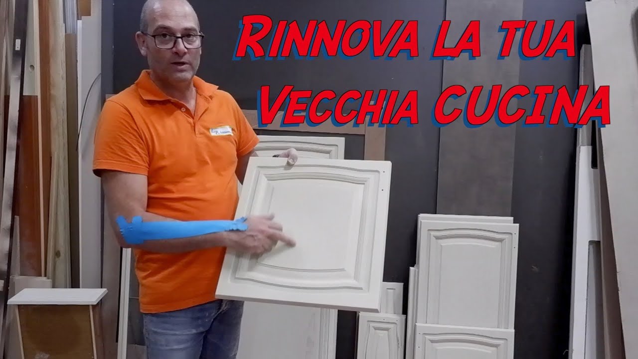 Laccatura a poro aperto di sportelli di una vecchia cucina riportati a nuova vita.