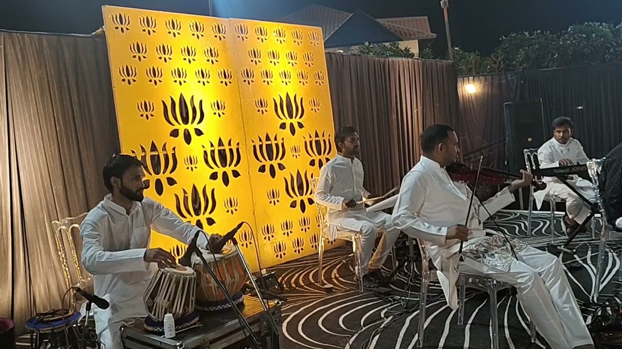 Song : Karke ishare bulaygyi re. 🤌