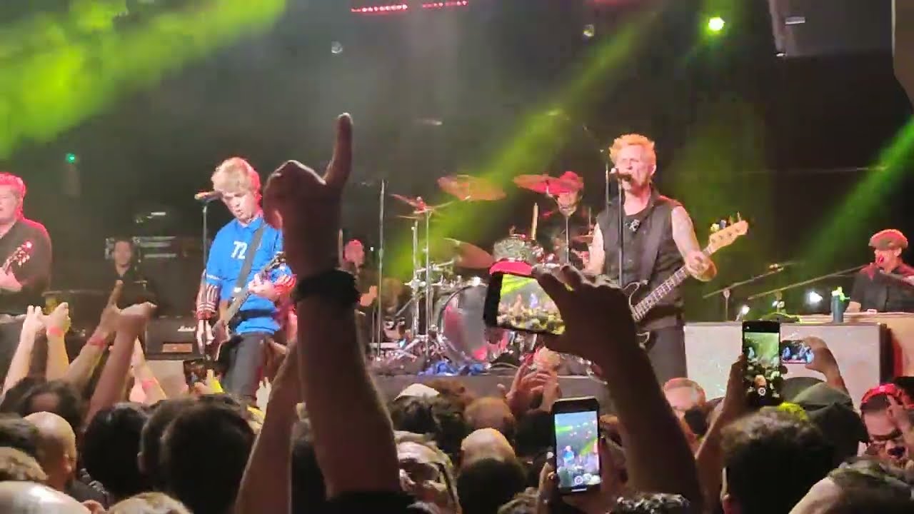Green Day - Minority (Live @ Magazzini Generali, Milano, Italy, 07-11-2023)