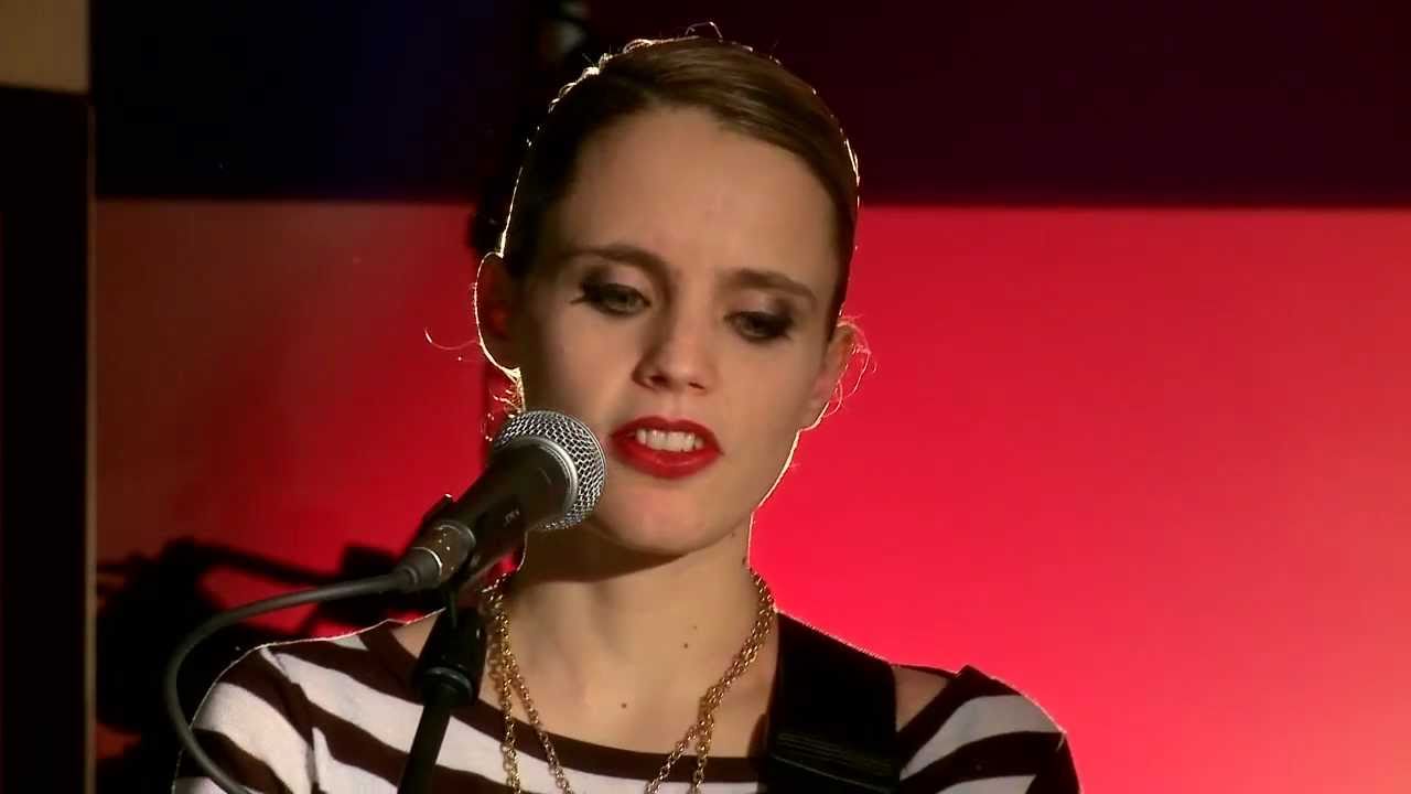 Anna Calvi performs Blackout